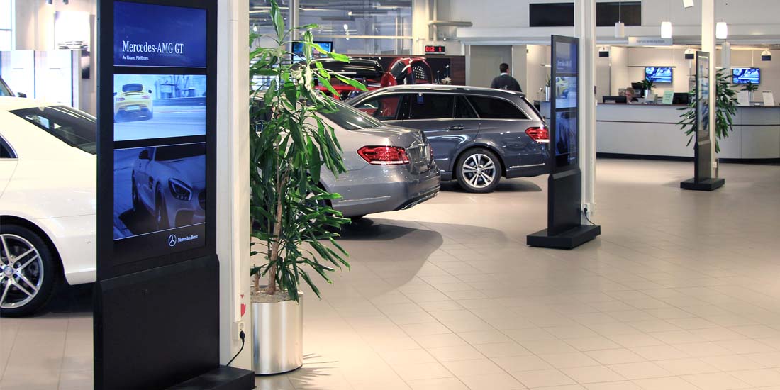 瑞典 - DX-55 雙面直立廣告機在 Mercedes Benz 的展廳中