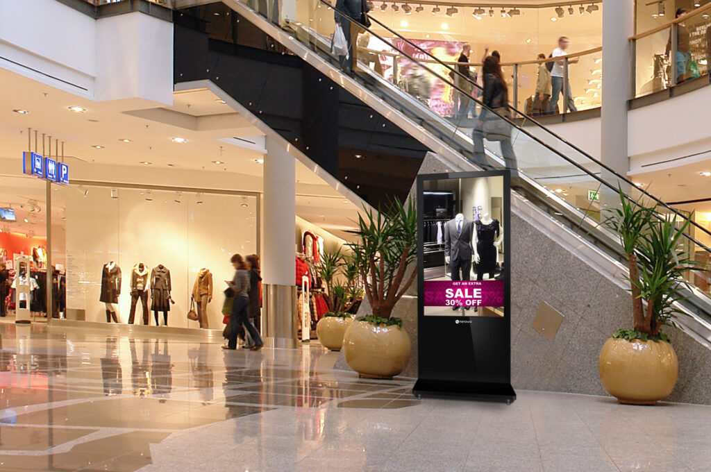 AG Neovo 直立式廣告機放置於百貨商場示意圖