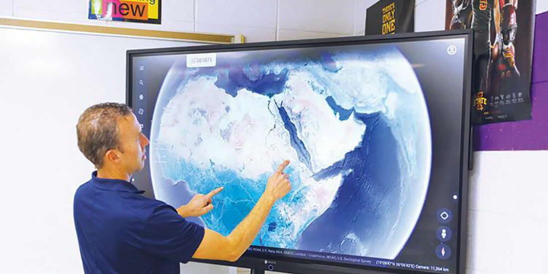 A middle school teacher is teaching geography on Meetboard interactive smart panel