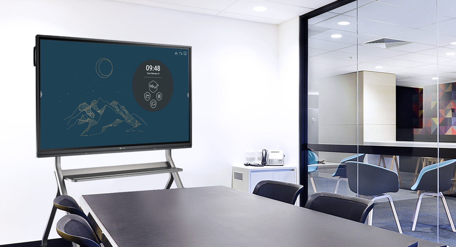 一台電子白板觸控顯示器與移動式腳架放置會議室